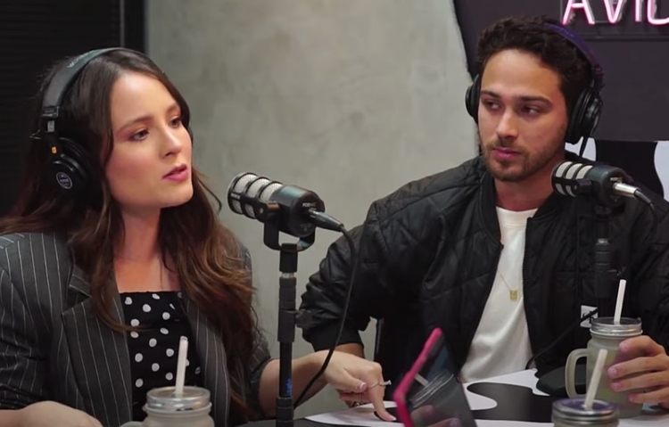 Larissa Manoela ao lado de André Luiz Frambach - Imagem: Reprodução/Youtube