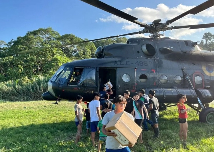 Antes do acidente, o helicóptero militar entregou ajuda humanitária para comunidades afetadas pelo transbordamento de um rio no Equador / Foto: Reprodução / Instagram / @riesgos_ec