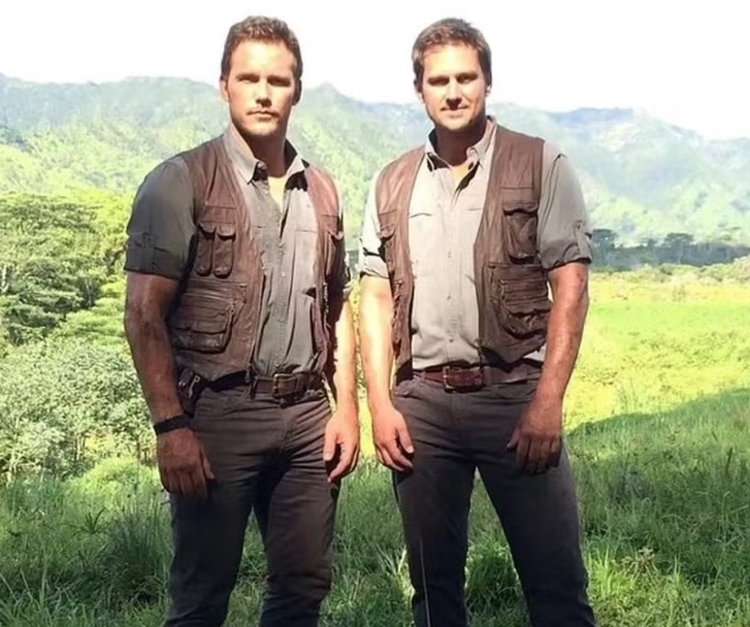 Chris Pratt e Tony McFarr no set de 'Jurassic World' — Foto: Divulgação 