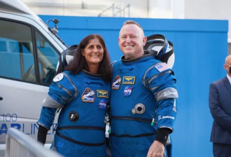 Tripulação com trajes da Boeing — Foto: Divulgação/Nasa