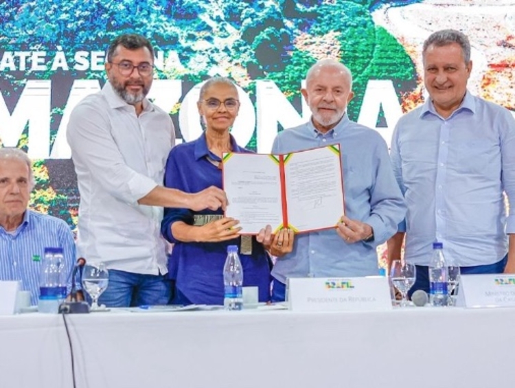 Presidente Lula com a ministra Marina Silva e o Governador Wilson Lima; críticas a Bolsonaro - Foto: Ricardo Stuckert/PR