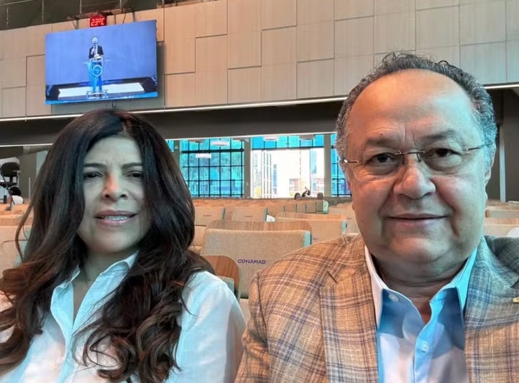Silas Câmara (Republicanos-AM) e sua esposa, a também deputada federal Antônia Lúcia (Republicanos-AC) — Foto: Reprodução/Redes sociais