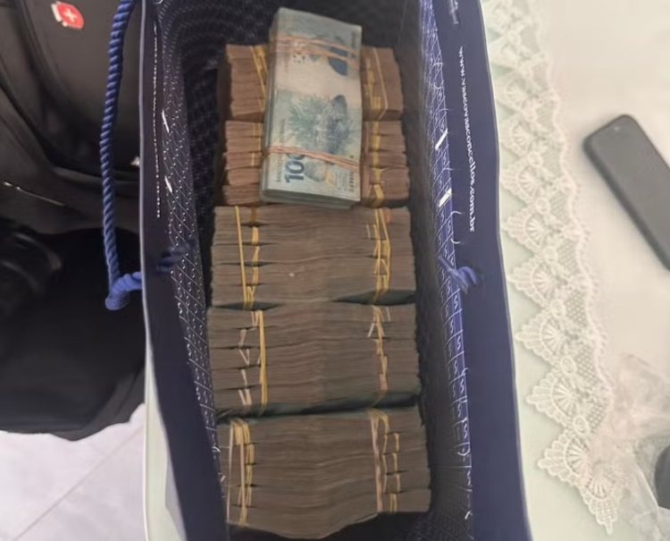 Sacola de dinheiro encontrada com vereador preso pela PF - Foto: Divulgação/Polícia Federal