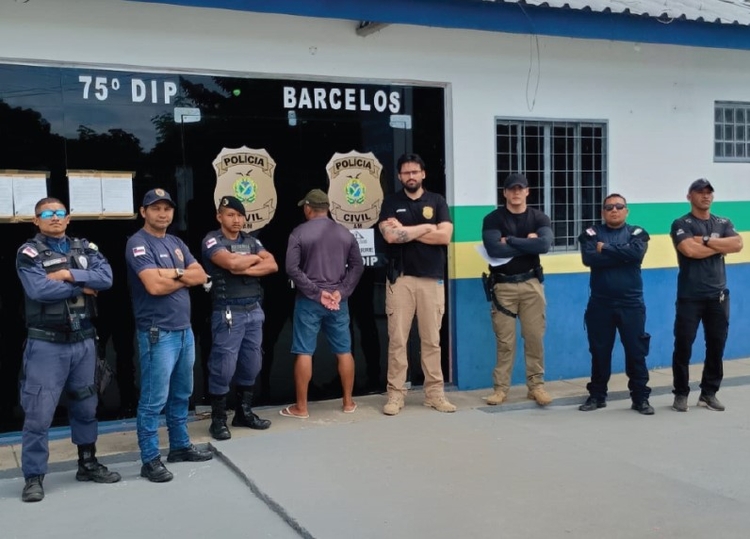 Equipe de polícia cumpre mandado contra pai que estuprou a filha / Foto: Divulgação/PC-AM