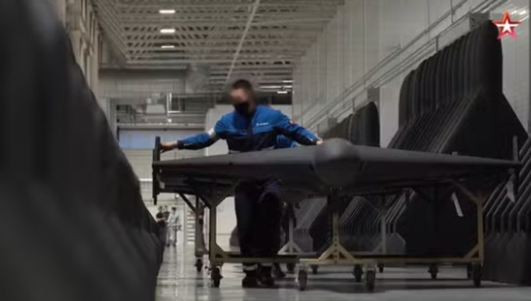 Adolescentes são vistos trabalhando em fábrica de drones na Rússia — Foto: Zvezda/Reprodução