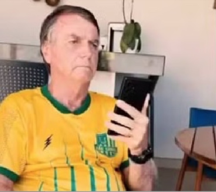 Flávio Bolsonaro postou imagem do pai, de casa, falando ao telefone com ele no ato no RJ — Foto: Reprodução/Instagram