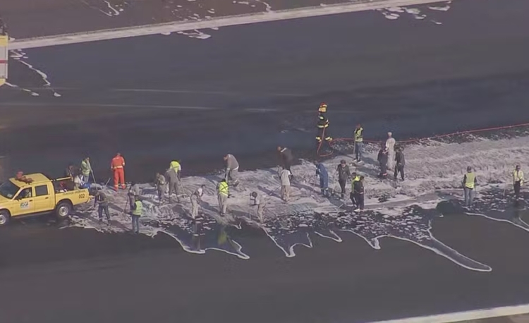 Funcionários do Santos Dumont trabalhavam na limpeza da pista por volta das 8h20 desta teça (30) — Foto: Reprodução / TV Globo