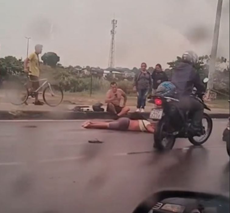 Vítima segue na pista - Foto: Reprodução / Instagram Trânsito Manaus