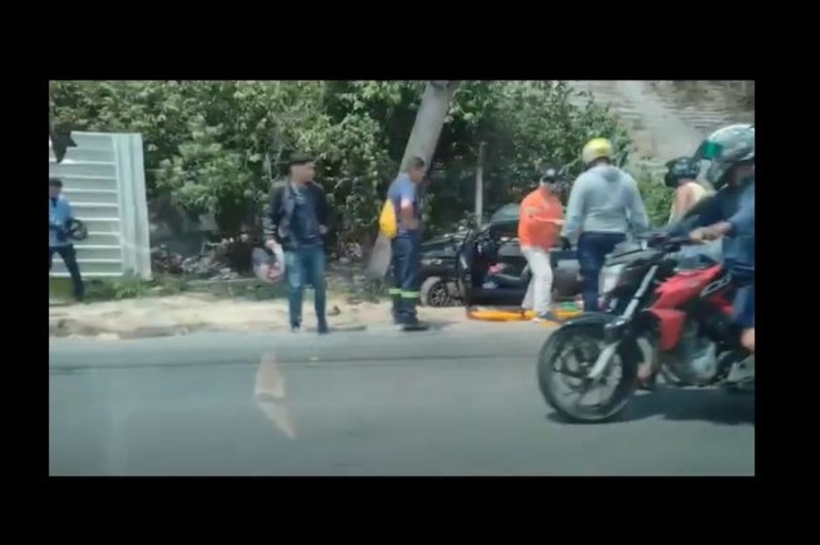 Poste está pendurado - Foto: Reprodução / Instagram Trânsito Manaus