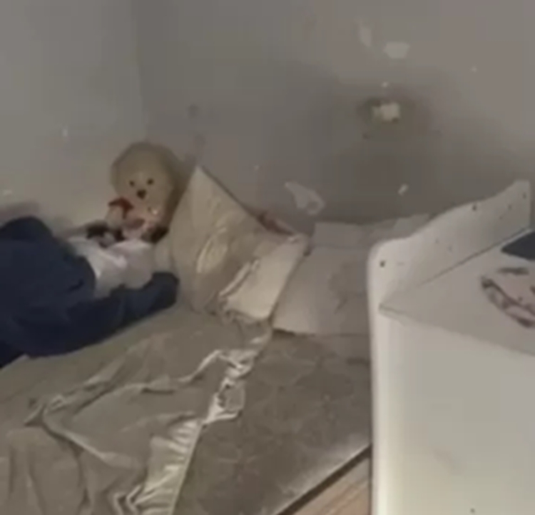 Quarto onde a criança era mantida sem acesso ao mundo exterior. Foto: Reprodução