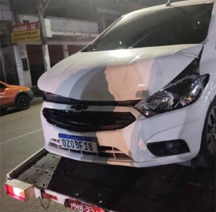 Carro foi danificado na fuga - Foto: Divulgação 