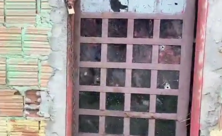 Casa foi atingida por tiros - Imagem: Reprodução