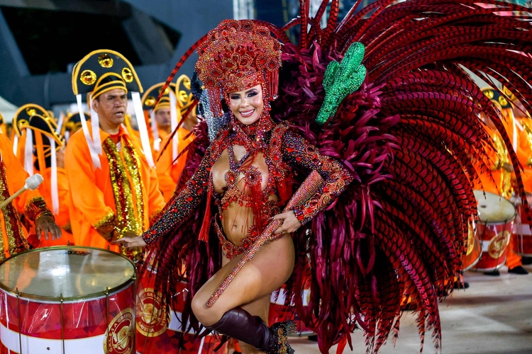 Arleane Marques - rainha de bateria da Grande Família - Foto: Secom
