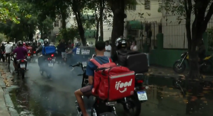 Entregadores fazem manifestação em frente ao condomínio. Foto: Reprodução/TV Globo 