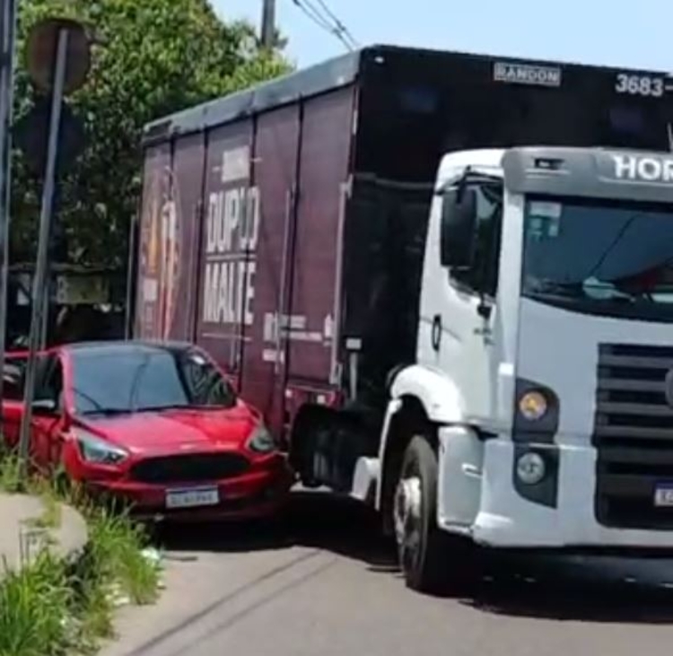 Carro por pouco não foi esmagado - Foto: Divulgação