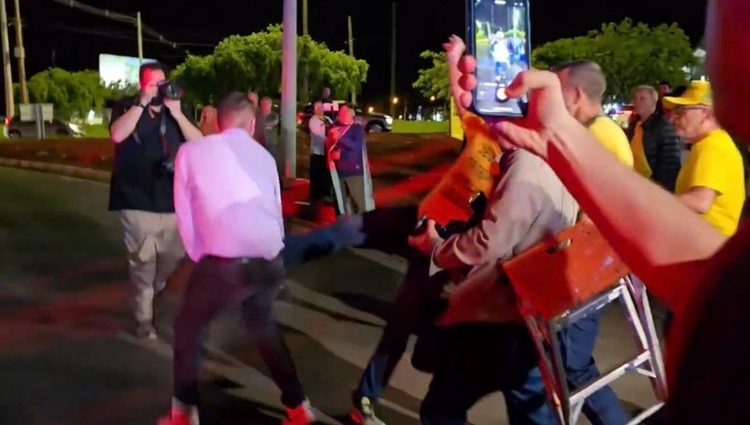 Lopes deixou o local sob agressões - Foto: Reprodução/X @midialibre