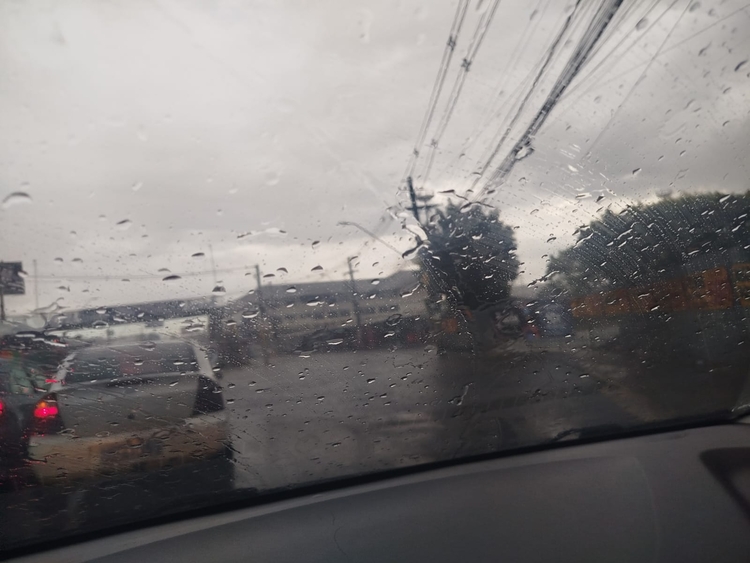 Trecho da Av. Djalma Batista alagada - Foto: Thaís Menezes/Portal do Holanda