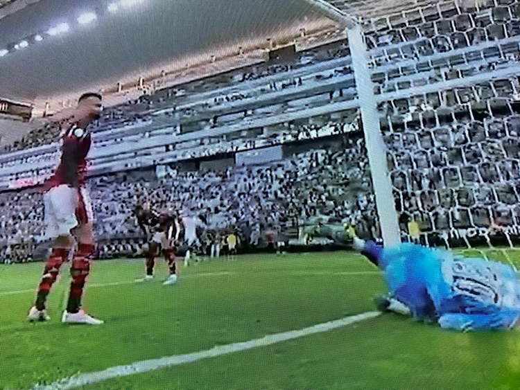 Corinthians venceu por 1 a 0 com gol contra do lateral direito Rodinei - Foto: Reprodução TV