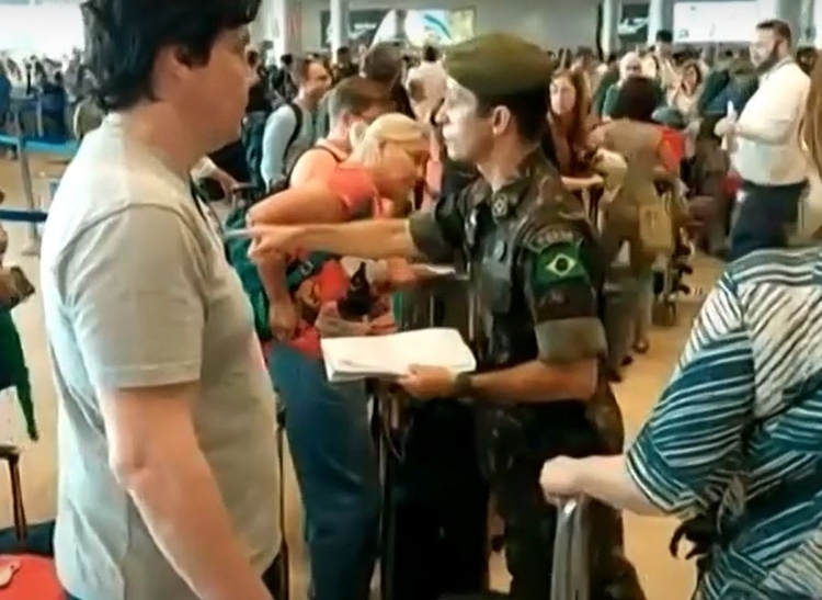 Brasileiros embarcam - Foto: Reprodução CNN