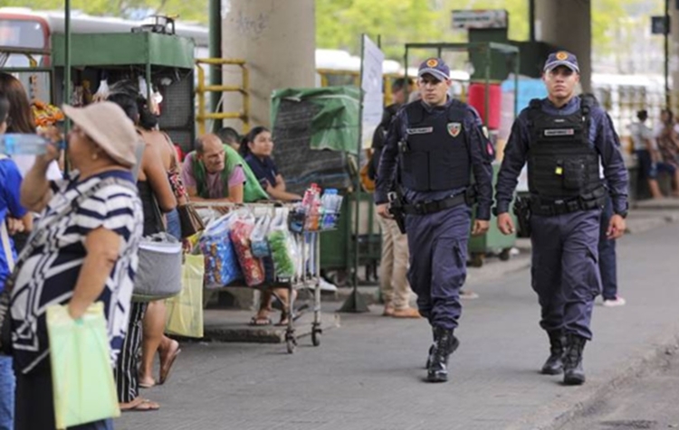 Policiais atenderam à denúncia e prenderam homem por ato obsceno no T5. Foto: Divulgação/PMAM
