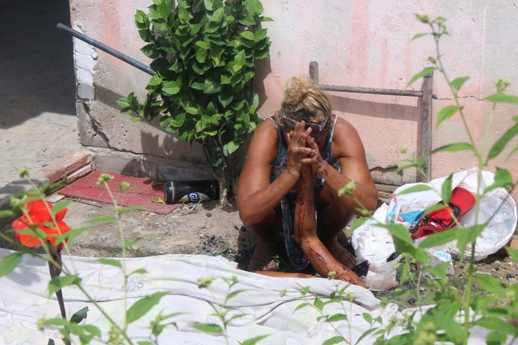Mãe chora a morte do filho -  Foto: Jander Robson/Portal do Holanda
