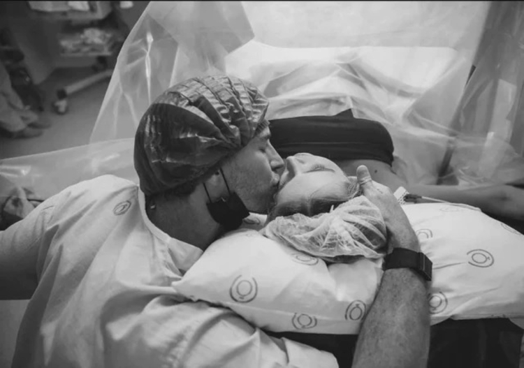 A vencedora do 'Masterchef 2021' compartilhou a primeira foto dos filhos ao lado do companheiro, Rodrigo Calazans Foto: Instagram/@isascherer