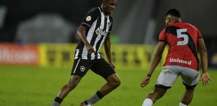 Botafogo e Atlético-GO se enfrentam nesta quinta-feira, no Nilton Santos, pelo Campeonato Brasileiro. Foto: Thiago Ribeiro/ Agif