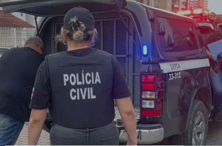 Técnico foi preso nesta manhã ao ser flagrado com 2 menores na cama - Foto: Divulgação