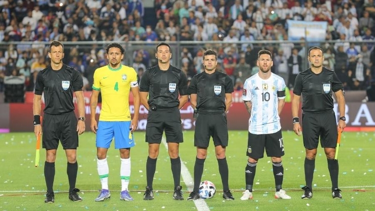 Marquinhos e Messi, os capitães de Brasil e Argentina, antes de clássico em novembro de 2021. Foto: Reprodução/ @Argentina