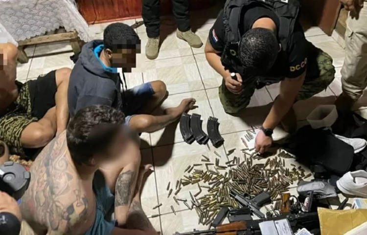 Presos transportavam armas - Foto: Divulgação/Polícia Nacional do Paraguai