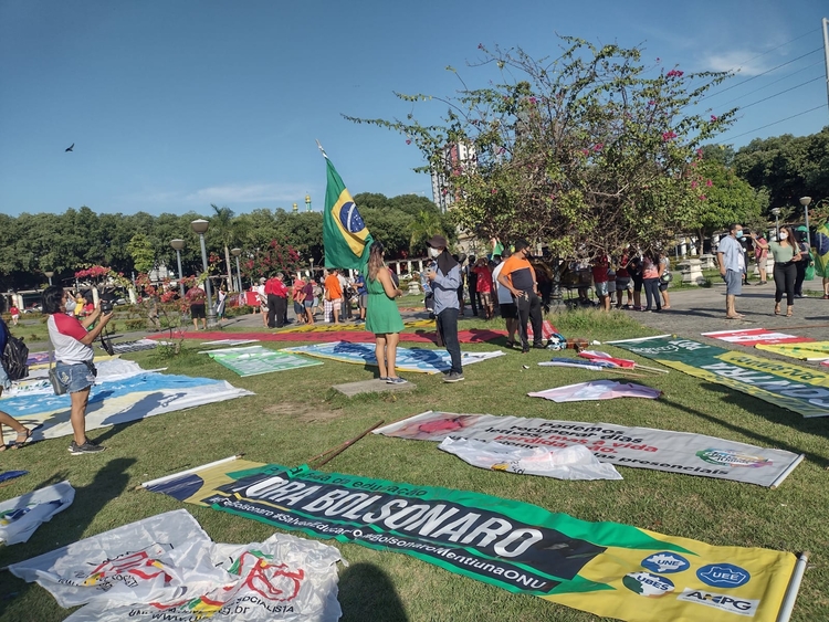 Dezenas de pessoas se concentraram na Praça da Saudade. Foto: Caio Guarlotte/ Portal do Holanda