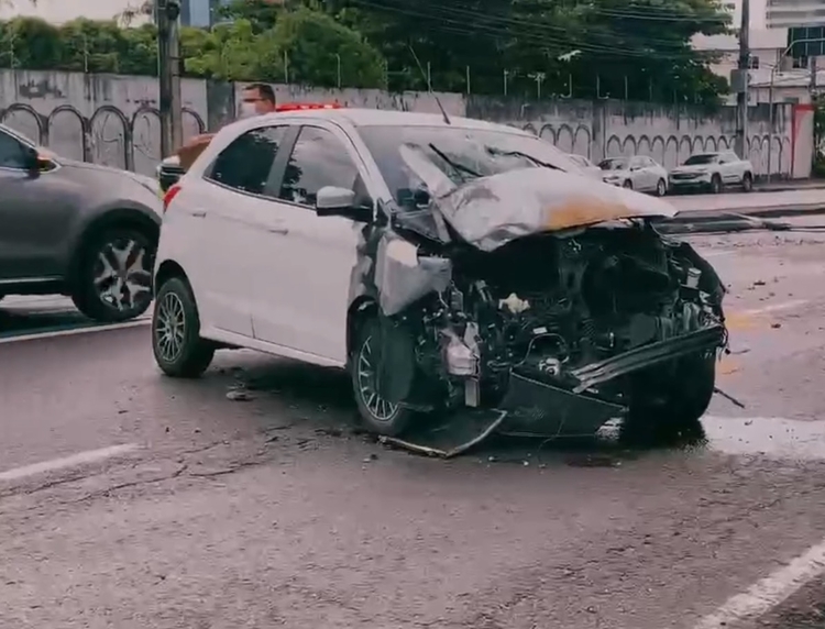 Carro fica destruído em acidente - Foto: Reprodução