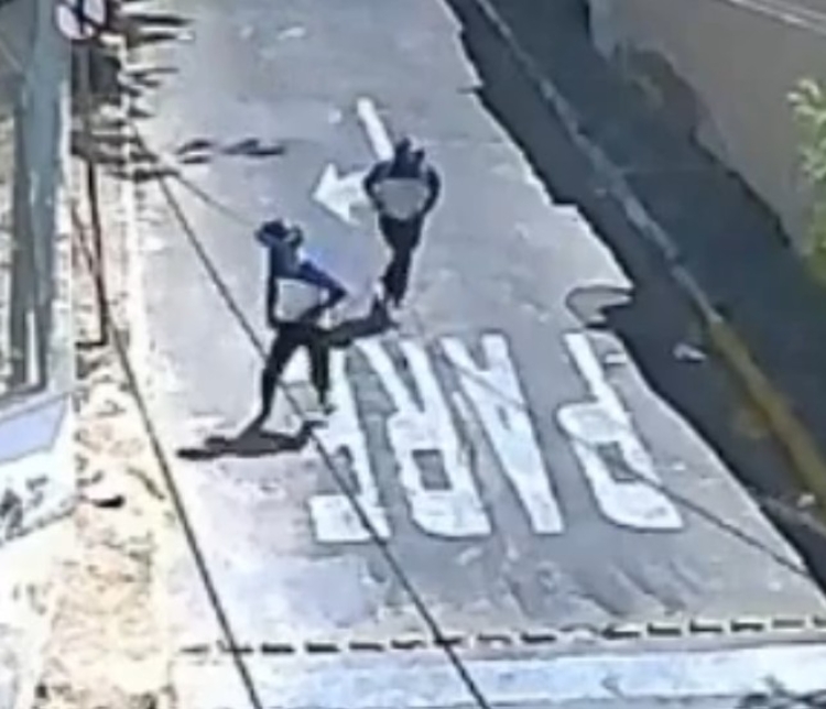 Suspeitos atiraram pelas grades da escola - Foto: Divulgação 