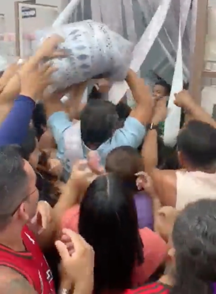 Consumidores disputando itens em inauguração da Havan em Manaus - Imagem: Reprodução