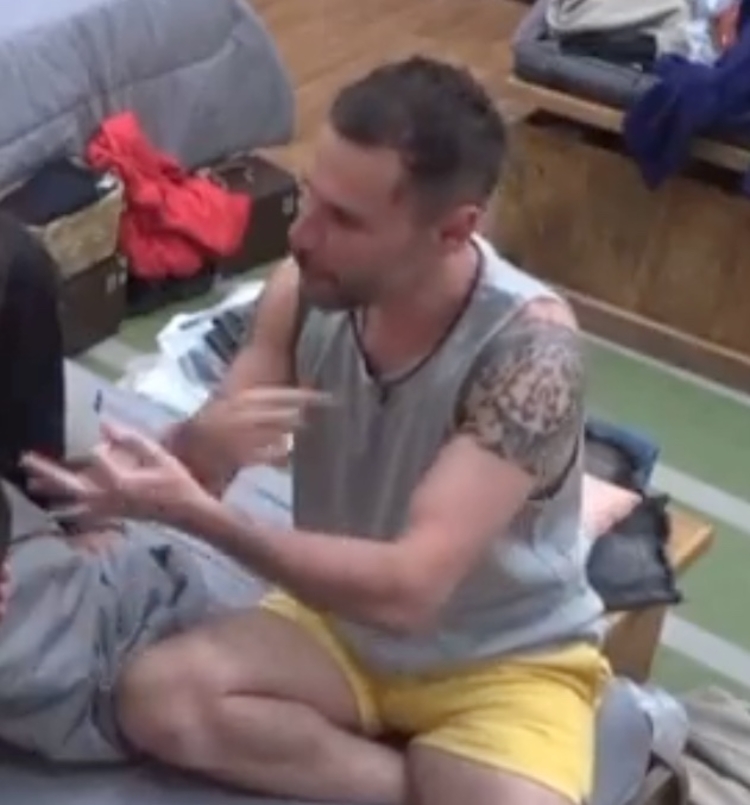 Alex Gallete é censurado após fala sobre sexo anal - Imagem: Reprodução/PlayPlus