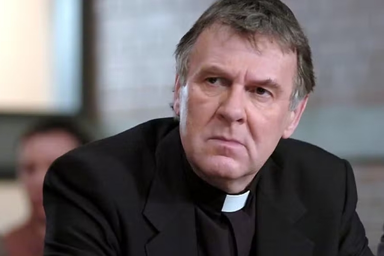 Tom Wilkinson como Padre Moore em ' Exorcismo de Emily Rose' / Foto: Divulgação
