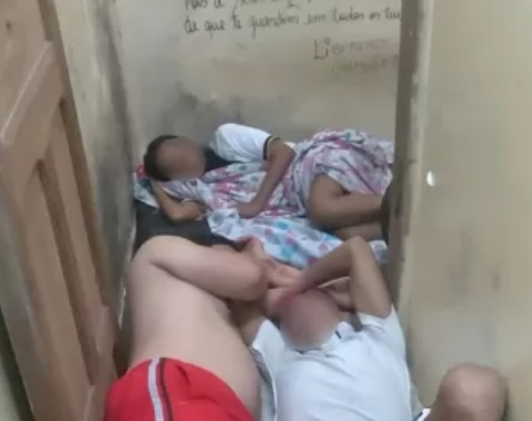 Vítima dormindo no chão ao lado de outros detentos - Foto: Reprodução