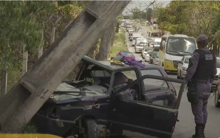 Carro ficou destruído - Foto: Reprodução
