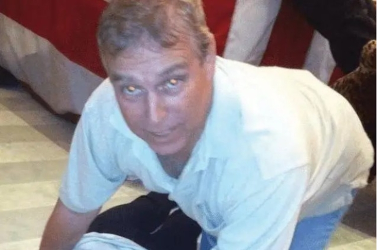 Andrew aparece segurando mulher em foto dos arquivos - Epstein Foto: Divulgação/Departamento de Justiça dos EUA