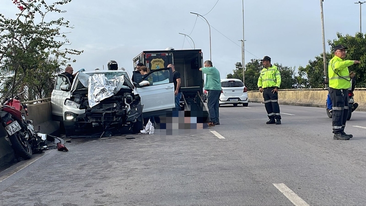 Vítima ficou presa sobre o carro - Foto: Divulgação