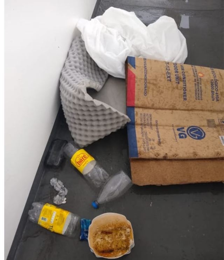 Lixo entupiu calhas - Foto: Divulgação 