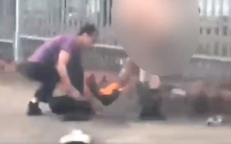 Populares tivera que arrancar as roupas da vítima - Foto: Divulgação