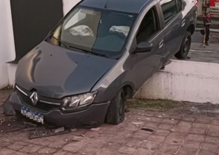 Carro ficou pendurado - Foto: Divulgação