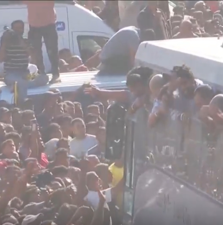 Prisioneiros libertados chegam em ônibus - Foto: Reprodução Globonews