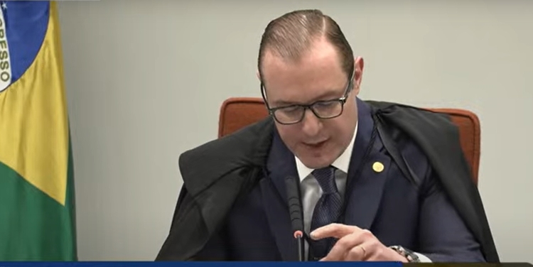 Foto: YouTube - Às 17h54, o presidente da Primeira Turma do STF, Cristiano Zanin, suspende a sessão. O julgamento retomará amanhã, às 9h.