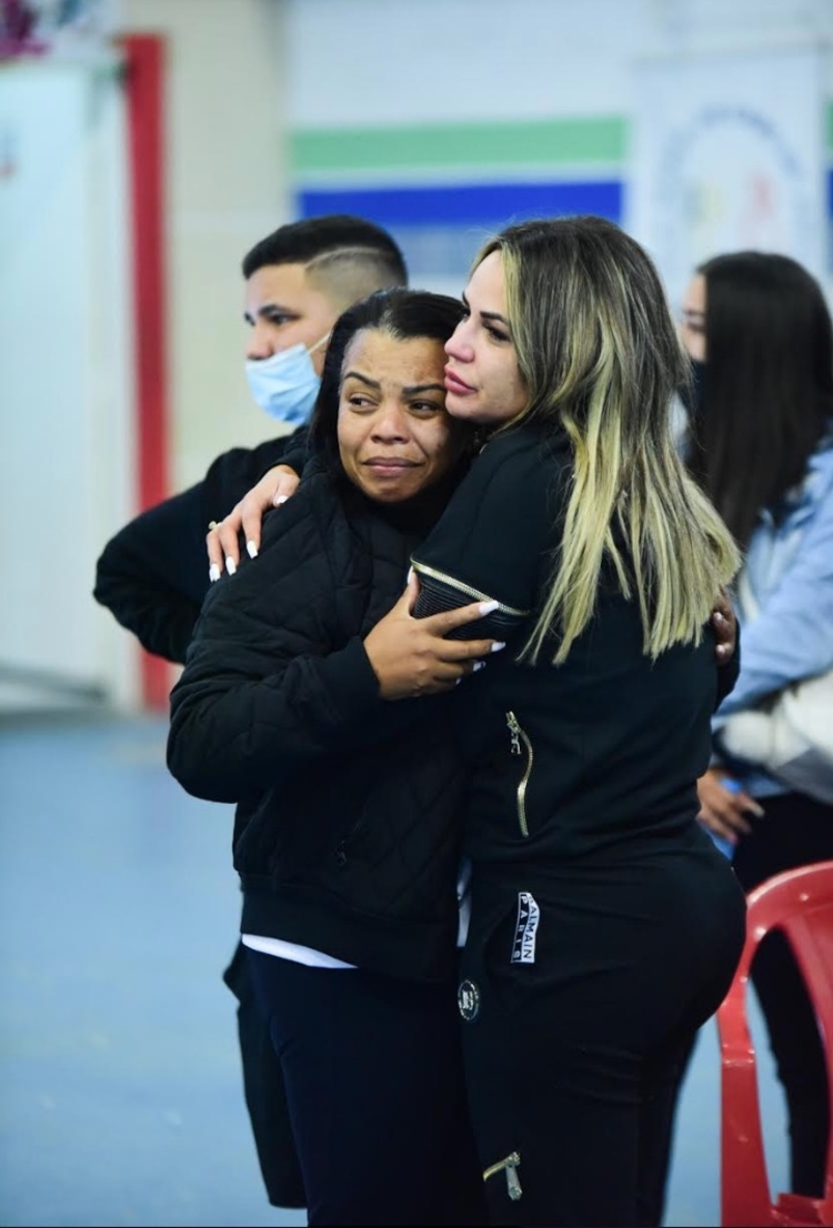 Mãe e esposa de MC Kevin se consolam no velório - Fotos: Thiago Duran/AgNews