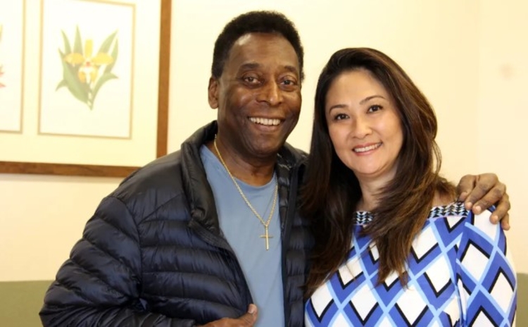 Rei Pelé com Márcia Cibele Aoki — Foto: Patrinha Sobrinho/Hospital Israelita Albert Einstein