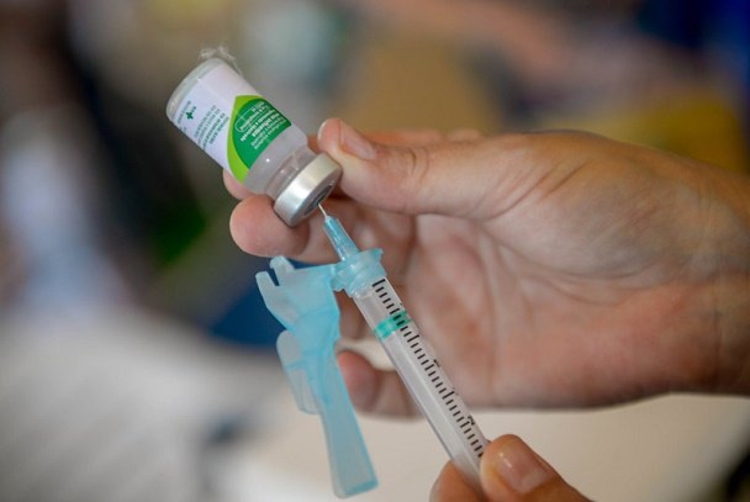 Agente de saúde retira dose de vacina de frasco. Foto: Divulgação/ Semsa