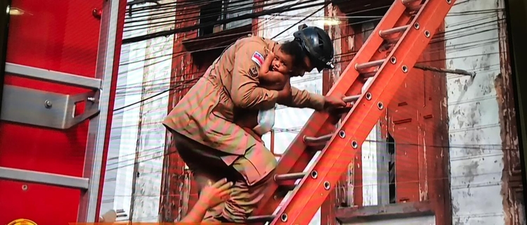 Bombeiro retira bebê de incêndio no Centro de Manaus. Foto: Reprodução