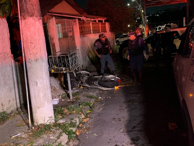 Moto derrubou muro - Foto: Caio Guarlotte/Portal do Holanda